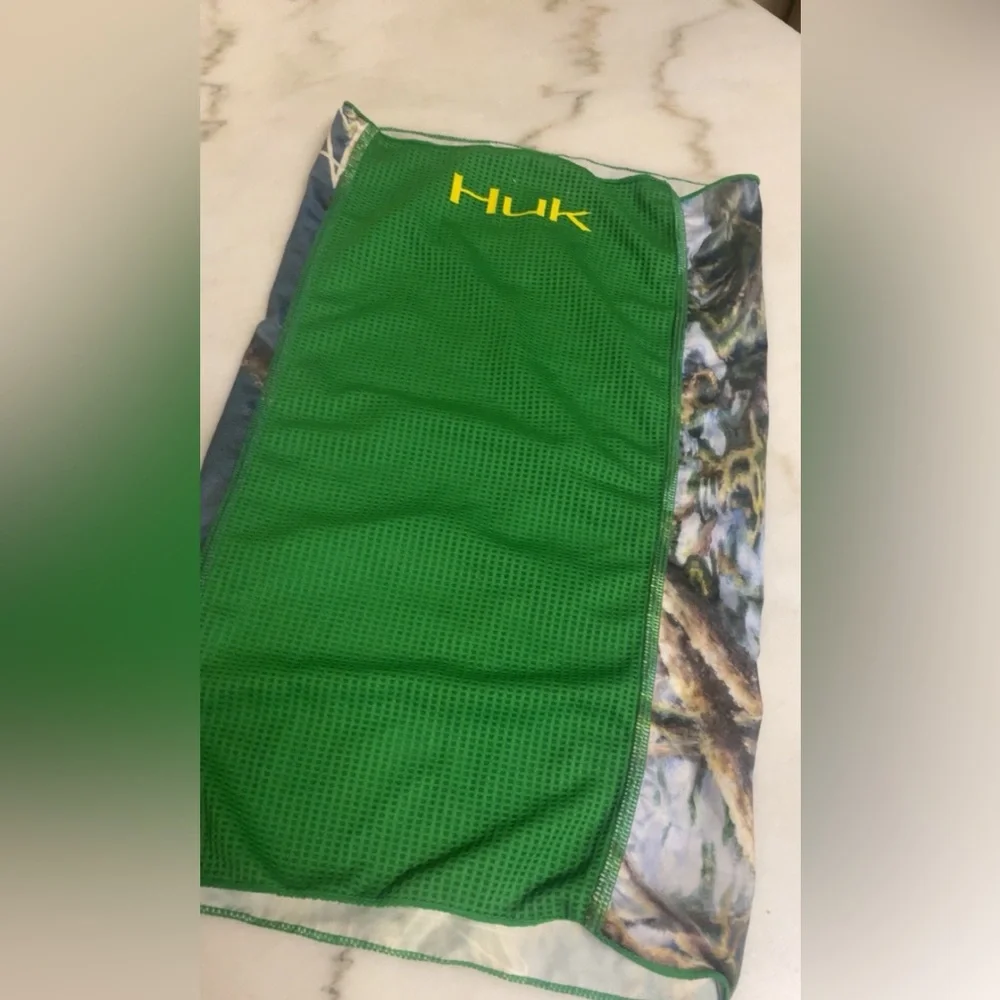 Huk Fishing Graphic neck gaiter - green and Yellow EUC
